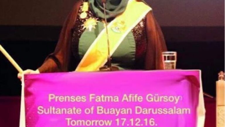 Urfalı Prenses Fatma Afife Gürsoya Mahmut Kayhan Suruç Akil gençler Başkanından Teşekkür URFALI PRENSES ‚E SURUC AKİL GENCLER OLARAK TESEKUR EDIYORUZ … Alman,Hollanda kamuoyu gündemine oturan Sayın Prenses Fatma Afife Gürsoy,Filipinler,Malezya ve Endonezya’ya çoğu Osmanlı’dan kalan 13 sultanlıktan birisi olan #Buayansultanlığı tarafından #Buayansultanlığıprensesi ve Almanya, Hollanda ,Türkiye fahri Büyükelçiliği ilan edilmiştir…. Bu ünvani bizzat sultanın kız kardeşi #SultanputriAizianCamsa tarafından sayın Fatma Afife Gürsoy’a bildirilmiştir.. —-Böylelikle Fatma Afife Gürsoy dünyanın prenses ünvanına sahip ilk ve tek Türk kadınıdır.Kendisine verilen bu ünvan ırkçılığa ve ayrımcılığa karşı bir müslüman kadın olarak duruşu ve çalışmaları etken olmuştur… Prenses Fatma Afife Gürsoy,Almanya Köln Üniversitesi İnşaat mezunu, ingilizce Almanca,Flemenkçe (Hollanda )dilleri yanısıra Arap Dili ve edebiyatında yüksek lisanslıdır,Avrupa’ada kültürel ve sosyal faaliyetlerde bir çok başarılı projeye de imza atmıştır, ayrımcılık ve ırkçılıkla mücadele çerçevesinde reklam kampanyalarında yer almıştır.Müslüman kadınların uğradıkları haksızlıkları dile getiren Gürsoy, Almanya’da ırkçı ve islam düşmanı çevrelerin hedefine haline gelmiştir… —-‚-Sayın Prenses Fatma Afife Gürsoy Aslen soy kütüğü Şanlıurfanın Rumkalesi yani şimdiki Halfeti ilçesinde olduğunu soyunun Halfeti dayandığını Halfeti ve Şanlıurfayı çok sevdiğini sık sık dile getirmektedir..Degerli ablam ve urfamizin prensesine tesekur ederiz Akil Gençler olarak. Mahmut Kayhan Suruç Akil Gençler Başkanı